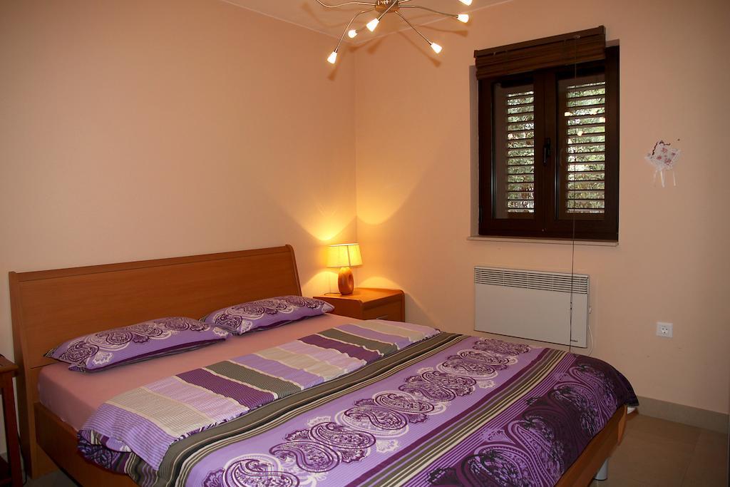 Apartments " Happy Villa " Splitska Room photo