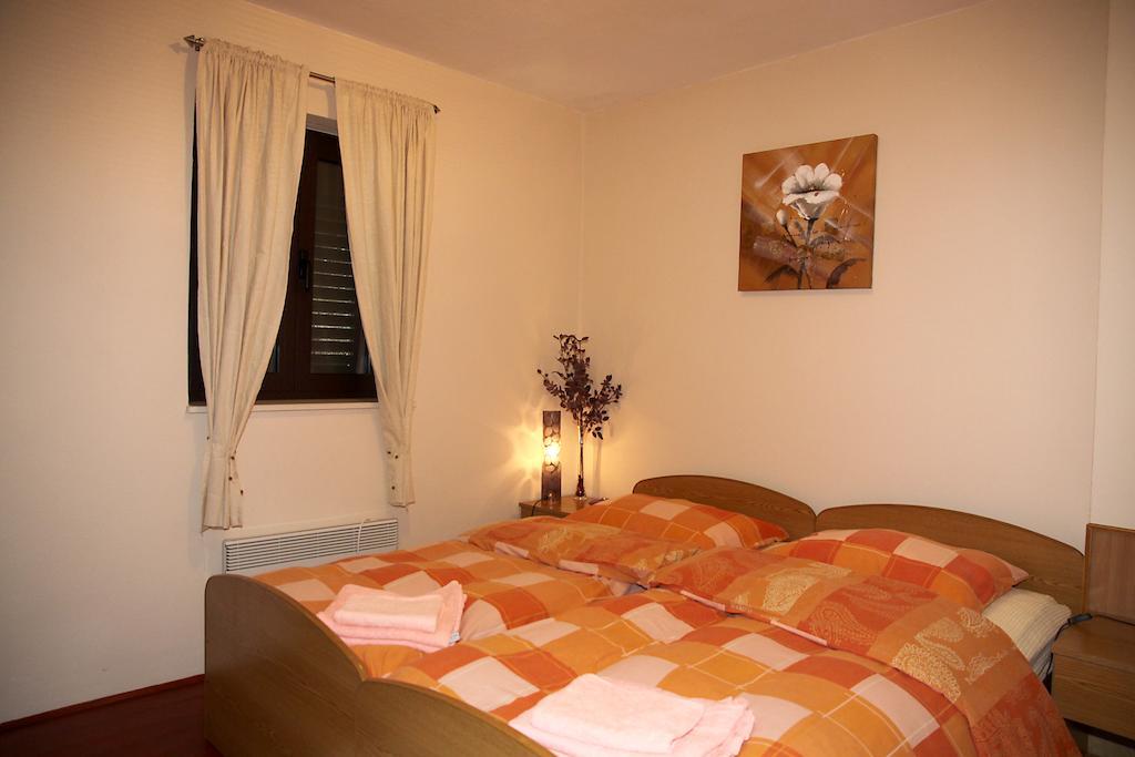 Apartments " Happy Villa " Splitska Exterior photo