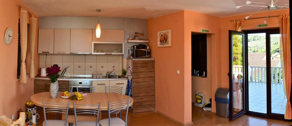 Apartments " Happy Villa " Splitska Exterior photo