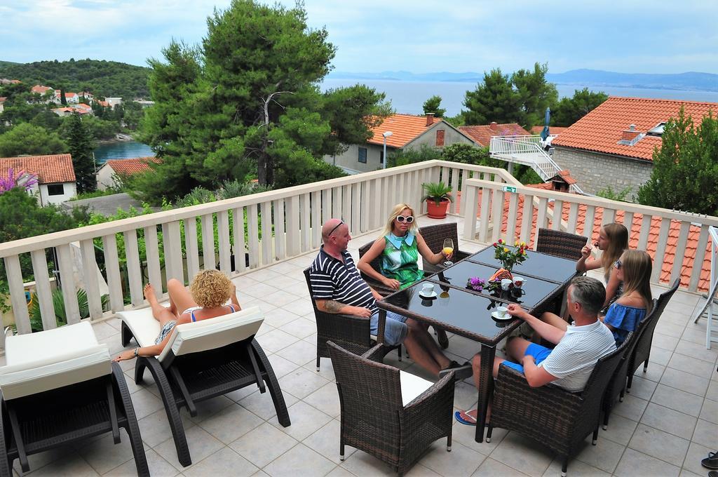 Apartments " Happy Villa " Splitska Exterior photo