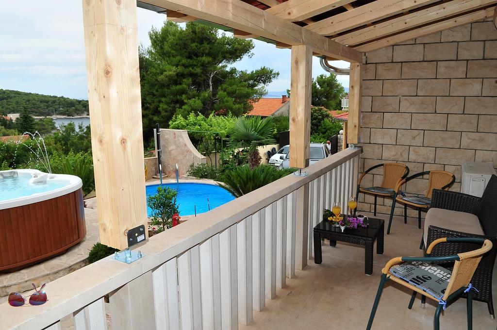 Apartments " Happy Villa " Splitska Exterior photo