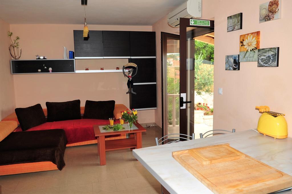 Apartments " Happy Villa " Splitska Exterior photo